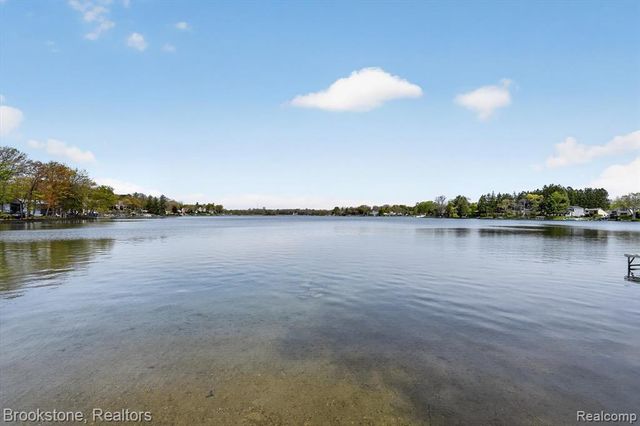 3695 Lotus Drive, Waterford, MI 48329