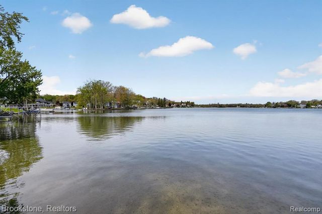 3695 Lotus Drive, Waterford, MI 48329