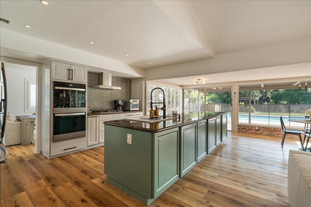 Image 15 of property listing at 6641 Murray Park Drive, San Diego, CA 92120