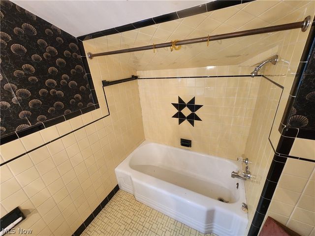 1425 Lynn Park Drive, Cleveland Heights, OH 44121
