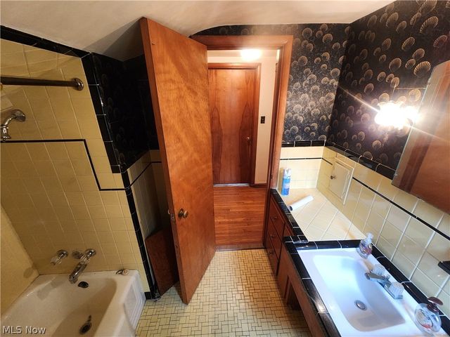 1425 Lynn Park Drive, Cleveland Heights, OH 44121