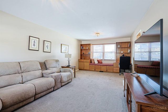 37 Hayden Drive, Greenhills, OH 45218