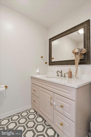 1551 DUXBURY CT, Allentown, PA 18104