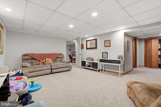 1551 DUXBURY CT, Allentown, PA 18104