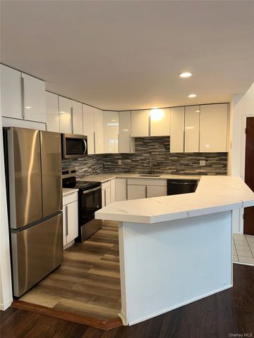 83 Manorhaven Boulevard 83, Port Washington, NY 11050