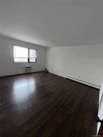 83 Manorhaven Boulevard 83, Port Washington, NY 11050