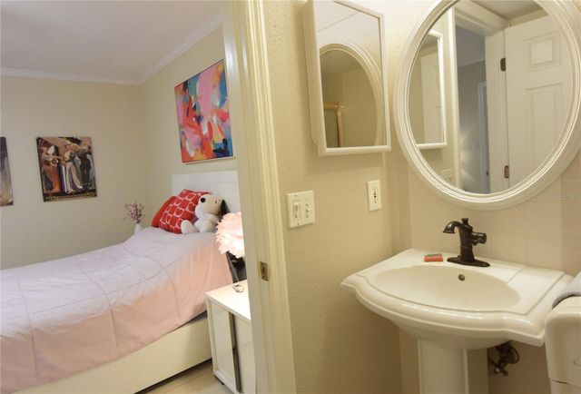 5231 LAKE VILLAGE DRIVE 27, Sarasota, FL 34235