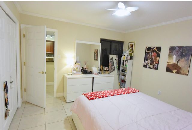 5231 LAKE VILLAGE DRIVE 27, Sarasota, FL 34235