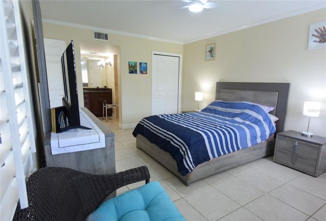 5231 LAKE VILLAGE DRIVE 27, Sarasota, FL 34235