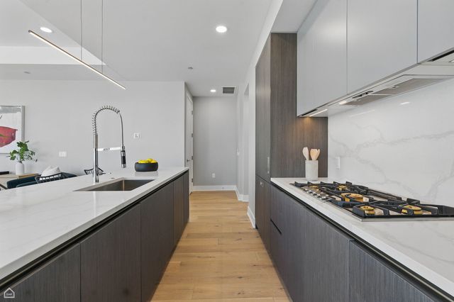 146 W Erie Street 403, Chicago, IL 60654