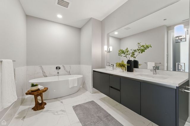 146 W Erie Street 403, Chicago, IL 60654