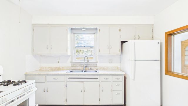 5043 Granada Avenue N, Oakdale, MN 55128