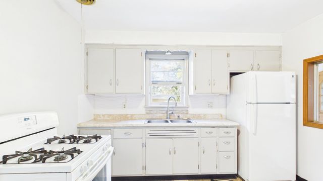 5043 Granada Avenue N, Oakdale, MN 55128