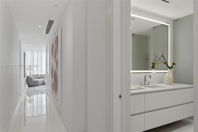 300 Biscayne Boulevard Way 5002E, Miami, FL 33131
