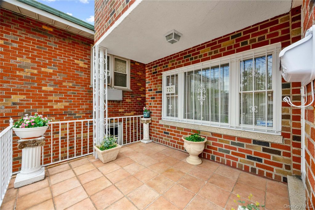 727 Hollywood Avenue, Bronx, NY 10465 — photo 4