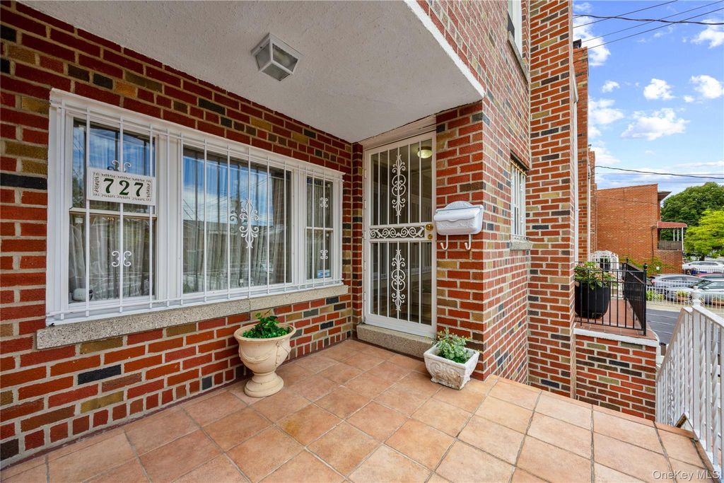 727 Hollywood Avenue, Bronx, NY 10465 — photo 5