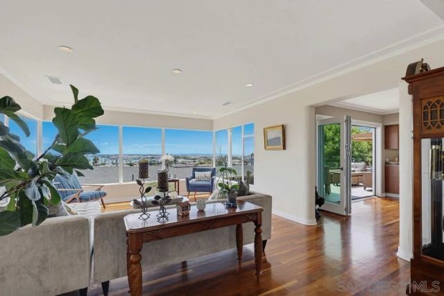 3327 Fenelon, San Diego, CA 92106