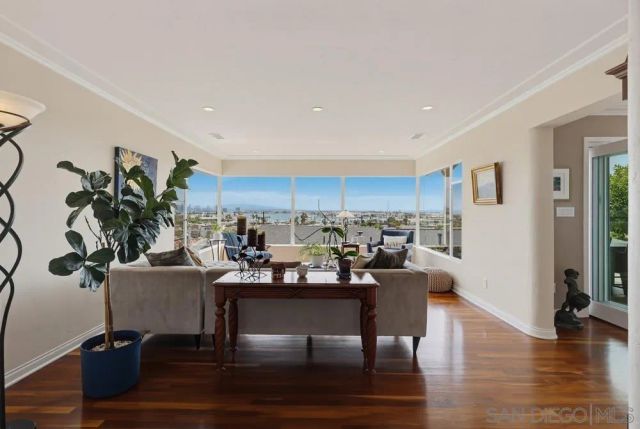 3327 Fenelon, San Diego, CA 92106