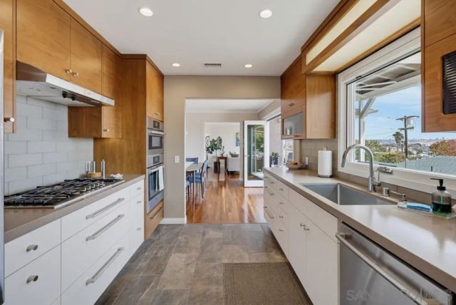 3327 Fenelon, San Diego, CA 92106
