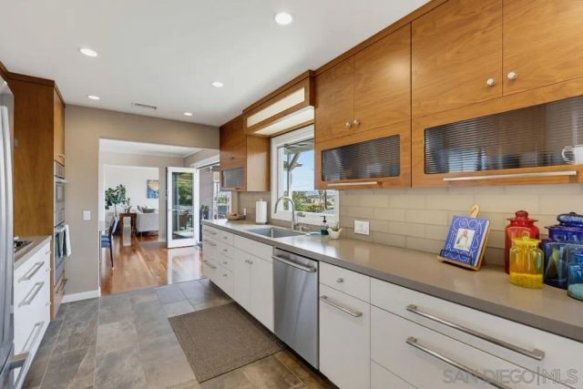 3327 Fenelon, San Diego, CA 92106