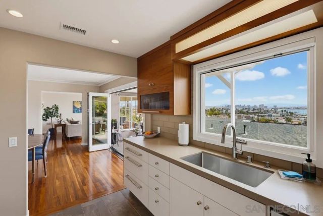 3327 Fenelon, San Diego, CA 92106