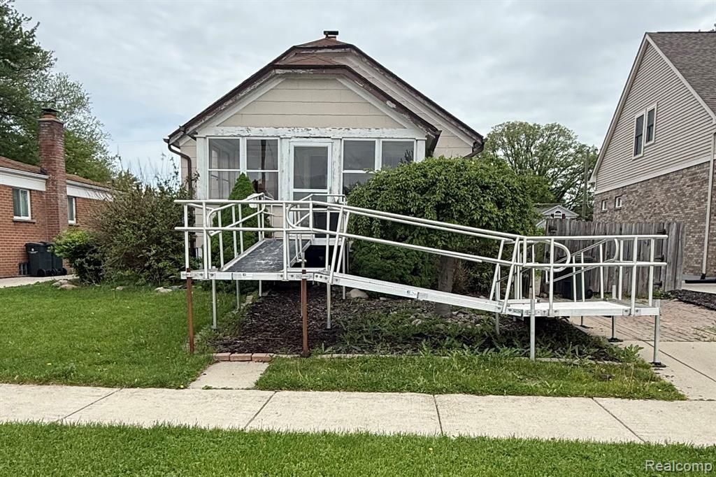 23141 Euclid Street, Saint Clair Shores, MI 48082