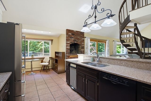 47 Old Village Rd, Sturbridge, MA 01566