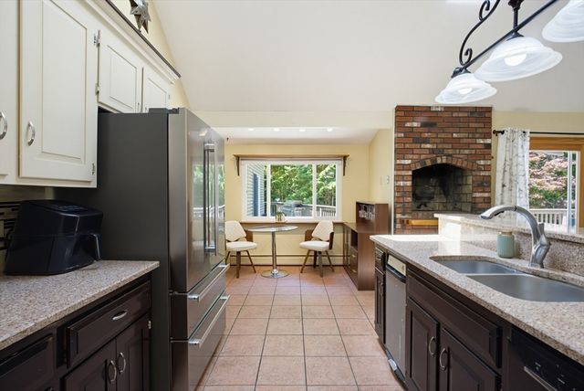 47 Old Village Rd, Sturbridge, MA 01566