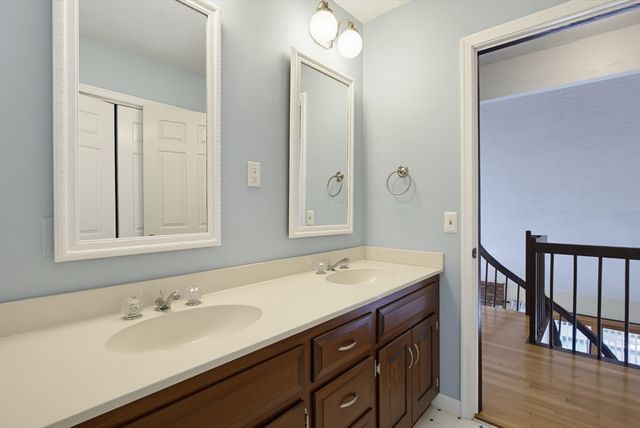 47 Old Village Rd, Sturbridge, MA 01566