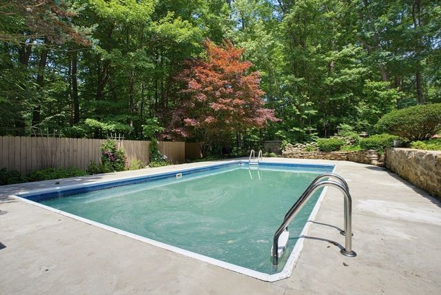 47 Old Village Rd, Sturbridge, MA 01566