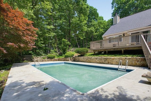 47 Old Village Rd, Sturbridge, MA 01566
