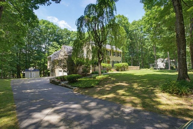 47 Old Village Rd, Sturbridge, MA 01566