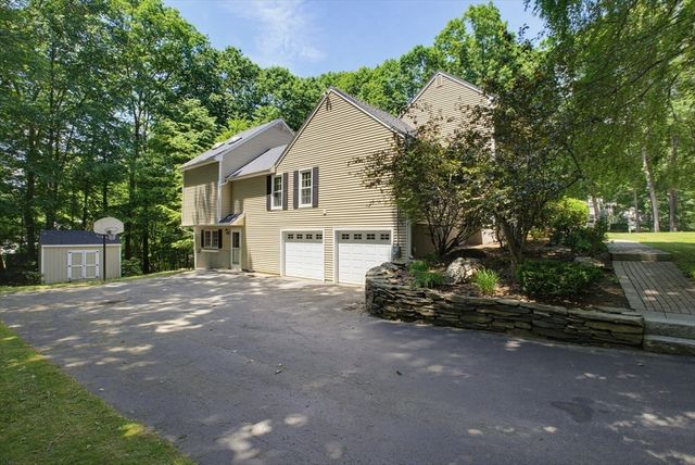 47 Old Village Rd, Sturbridge, MA 01566