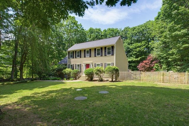 47 Old Village Rd, Sturbridge, MA 01566