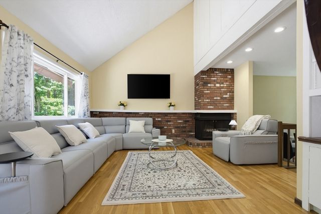 47 Old Village Rd, Sturbridge, MA 01566