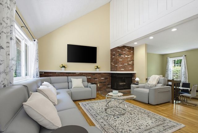47 Old Village Rd, Sturbridge, MA 01566