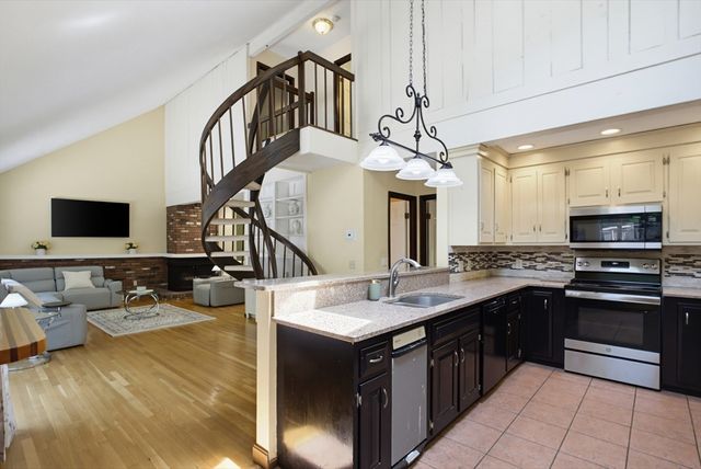 47 Old Village Rd, Sturbridge, MA 01566