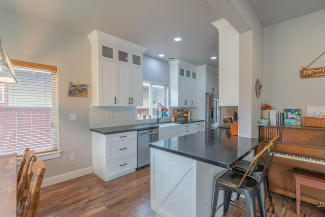 2202 NW Cedar Avenue, Redmond, OR 97756