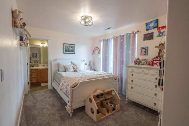 2202 NW Cedar Avenue, Redmond, OR 97756