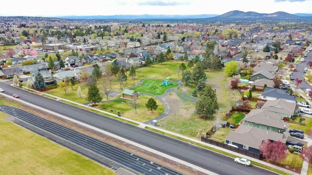 2202 NW Cedar Avenue, Redmond, OR 97756