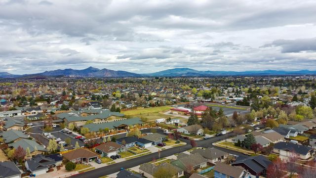 2202 NW Cedar Avenue, Redmond, OR 97756