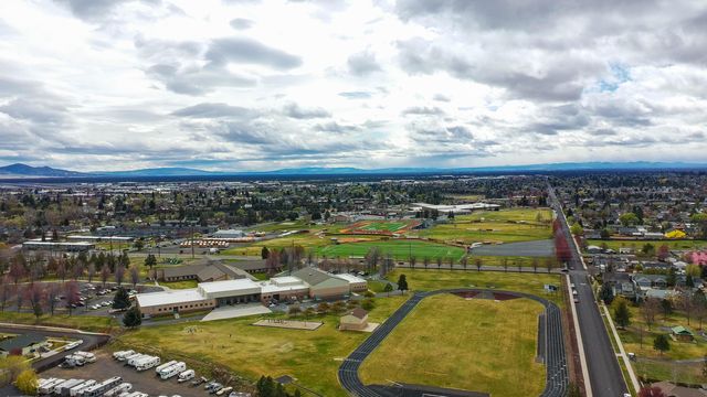 2202 NW Cedar Avenue, Redmond, OR 97756