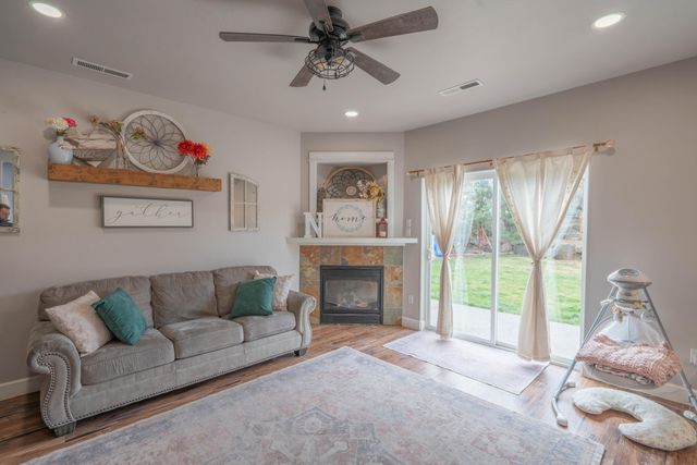 2202 NW Cedar Avenue, Redmond, OR 97756