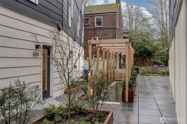 635 13th Avenue E, Seattle, WA 98102