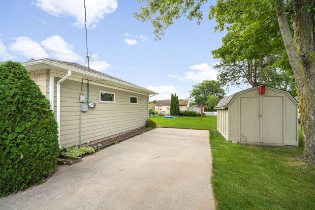 1405 Beverly LANE, West Bend, WI 53090