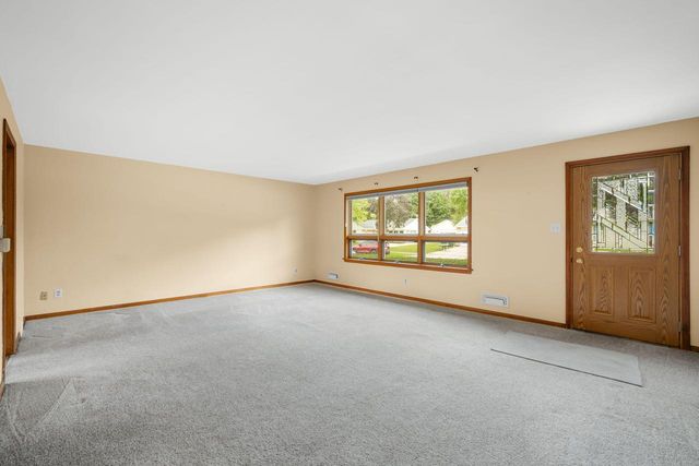 1405 Beverly LANE, West Bend, WI 53090