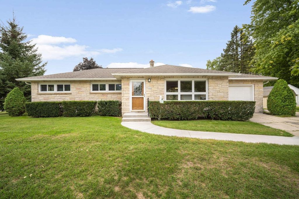 1405 Beverly LANE, West Bend, WI 53090