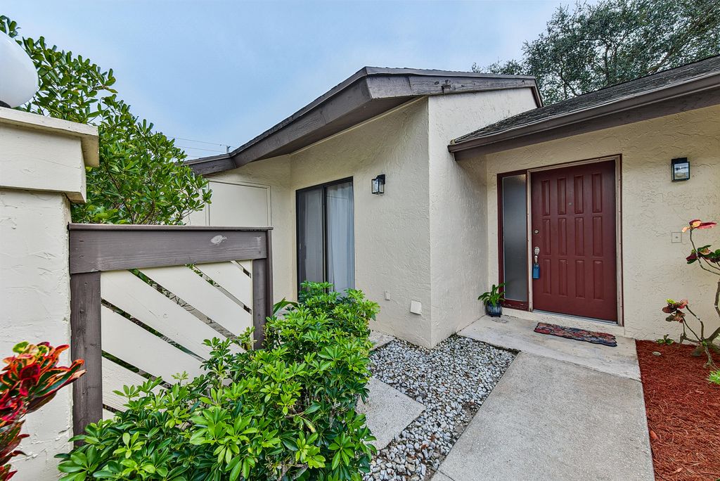 13 Bay Cedar Court, Royal Palm Beach, FL 33411