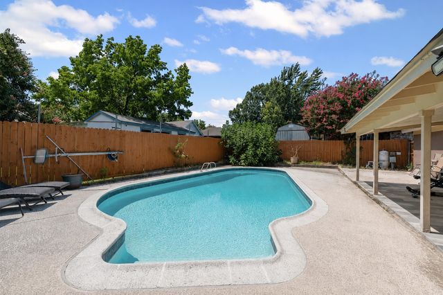 100 Countryside Drive, Arlington, TX 76014