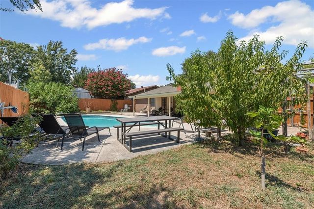 100 Countryside Drive, Arlington, TX 76014